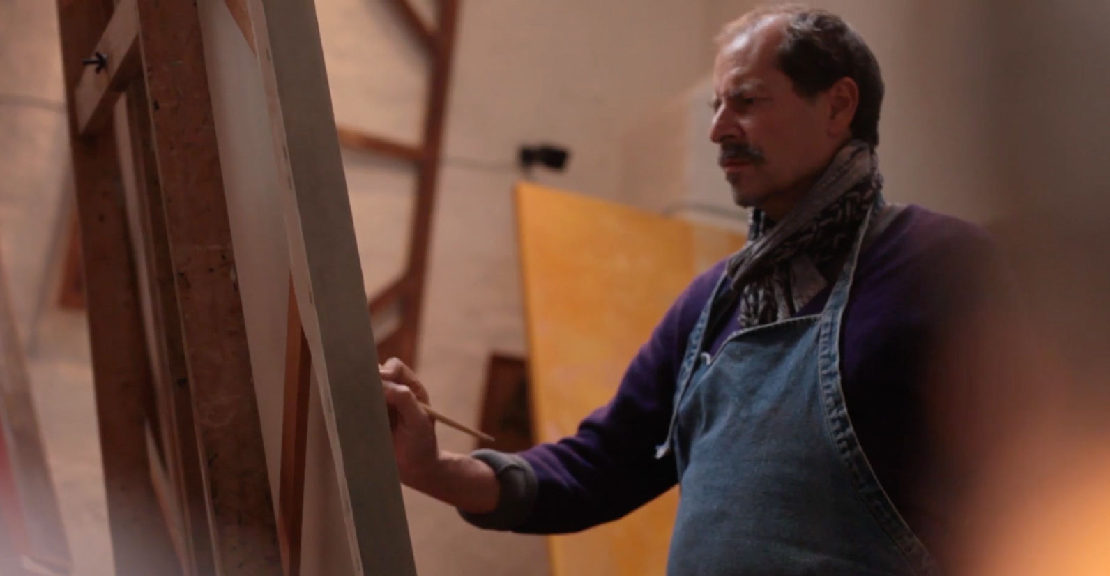 Alfredo Aya in his studio